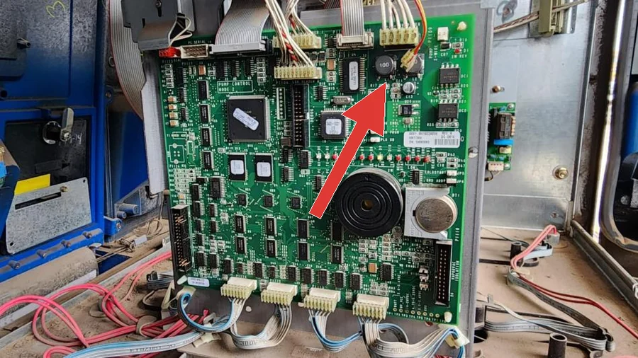 Placa: conector del cable de comunicación