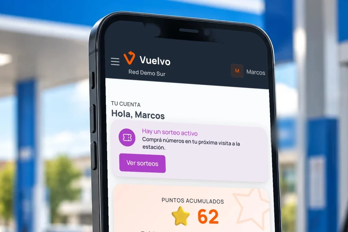La aplicación de Vuelvo en un celular, con el saldo de puntos y un sorteo activo, en una estación de servicio